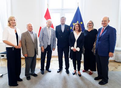 Am 3. Juli 2023 überreichte Bundesministerin Karoline Edtstadler Ehrenzeichen an Mitarbeiterinnen und Mitarbeiter des Zukunftsfonds der Republik Österreich.
