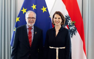 Am 3. Juli 2023 empfing Bundesministerin Karoline Edtstadler (r.) den Präsidenten der Europäischen Investitionsbank Werner Hoyer (l.).