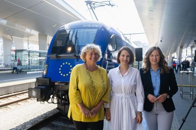 Am 4. Juli 2023 gaben Bundesministerin Karoline Edtstadler (m.), Staatssekretärin Claudia Plakolm (r.) und ÖBB Rail Tours-Geschäftsführerin Eva Buzzi (l.) ein gemeinsames Pressestatement zur Initiative "Schulklassen nach Brüssel“.