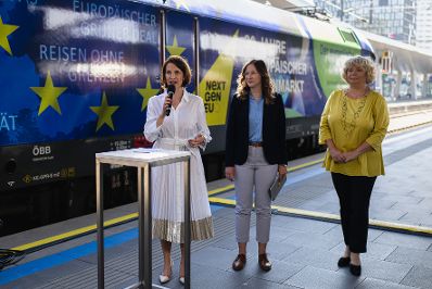 Am 4. Juli 2023 gaben Bundesministerin Karoline Edtstadler (l.), Staatssekretärin Claudia Plakolm (m.) und ÖBB Rail Tours-Geschäftsführerin Eva Buzzi (r.) ein gemeinsames Pressestatement zur Initiative "Schulklassen nach Brüssel“.