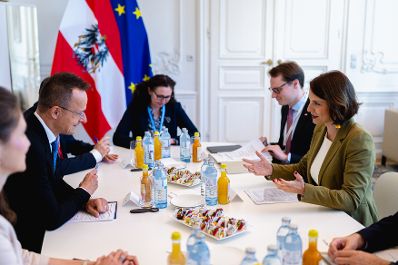 Am 7. Juli 2023 empfing Bundesministerin Karoline Edtstadler (r.) den ungarischen Außenminister, Péter Szijjártó (l.) zu einem Arbeitsgespräch.