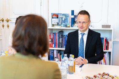 Am 7. Juli 2023 empfing Bundesministerin Karoline Edtstadler (l.) den ungarischen Außenminister, Péter Szijjártó (r.) zu einem Arbeitsgespräch.