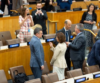 Am 17. Juli 2023 reiste Bundesministerin Karoline Edtstadler (m.) zu einem mehrtägigen Arbeitsbesuch nach New York. Im Bild mit dem Außenminister der Ukraine Dmytro Kuleba (l.) bei der UN-Generalversammlung.
