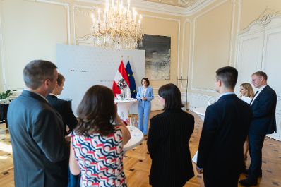 Am 24. Juli 2023 verlieh Bundesministerin Karoline Edtstadler drei StipendiatInnen das Stipendium des College of Europe.