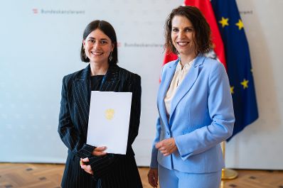 Am 24. Juli 2023 verlieh Bundesministerin Karoline Edtstadler (r.) drei StipendiatInnen das Stipendium des College of Europe.