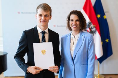 Am 24. Juli 2023 verlieh Bundesministerin Karoline Edtstadler (r.) drei StipendiatInnen das Stipendium des College of Europe.