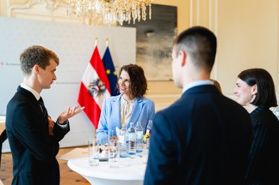 Am 24. Juli 2023 verlieh Bundesministerin Karoline Edtstadler (m.l.) drei StipendiatInnen das Stipendium des College of Europe.