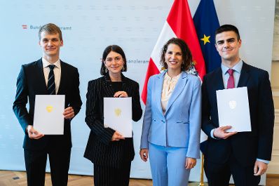 Am 24. Juli 2023 verlieh Bundesministerin Karoline Edtstadler (m.r.) drei StipendiatInnen das Stipendium des College of Europe.