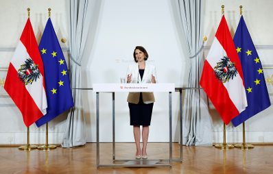 Am 25. Juli 2023 nahm Bundesministerin Karoline Edtstadler (im Bild) am Doorstep vor dem Sommerministerrat teil.