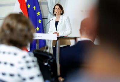 Am 25. Juli 2023 nahm Bundesministerin Karoline Edtstadler (m.) am Doorstep vor dem Sommerministerrat teil.