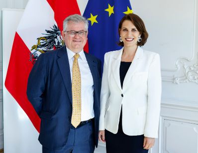 Am 25. Juli 2023 empfing Bundesministerin Karoline Edtstadler (r.) den österreichischen Richter am Europäischen Gerichtshof Andreas Kumin (l.) zu einem Gespräch.