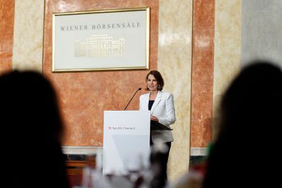 Am 25. Juli 2023 nahm Bundesministerin Karoline Edtstadler (im Bild) am Fastenbrechen anlässlich der alevitischen Trauer- und Fastenzeit Muharrem teil.