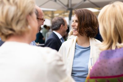 Am 27. Juli 2023 besuchte Bundesministerin Karoline Edtstadler (2.v.r.) die Eröffnung der Salzburger Festspiele.