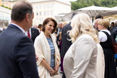 Am 27. Juli 2023 besuchte Bundesministerin Karoline Edtstadler (m.) die Eröffnung der Salzburger Festspiele.