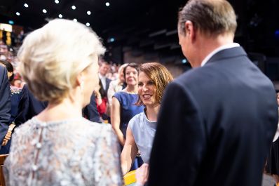 Am 27. Juli 2023 besuchte Bundesministerin Karoline Edtstadler (m.) die Eröffnung der Salzburger Festspiele. Im Bild mit der Präsidentin der Europäischen Kommission Ursula von der Leyen (l.).