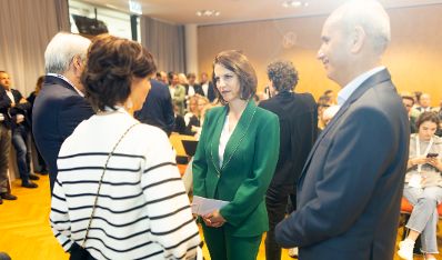 Am 29. August 2023 nahm Bundesministerin Karoline Edtstadler (m.) am Forum Alpbach teil.