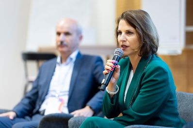 Am 29. August 2023 nahm Bundesministerin Karoline Edtstadler (r.) am Forum Alpbach teil.