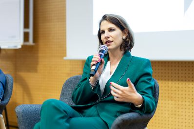 Am 29. August 2023 nahm Bundesministerin Karoline Edtstadler (im Bild) am Forum Alpbach teil.