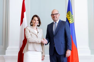 Am 4. September 2023 reiste Bundesministerin Karoline Edtstadler (l.) zu einem Arbeitsbesuch nach Liechtenstein. Im Bild mit dem liechtensteinischen Regierungschef Daniel Risch (r.).