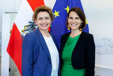 Am 6. September 2023 empfing Bundesministerin Karoline Edtstadler (r.) die Vizepräsidentin des Europaparlaments Nicola Beer (l.) zu einem Arbeitsgespräch.