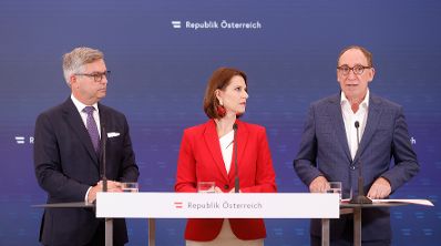 Am 20. September 2023 nahmen Bundesministerin Karoline Edtstadler (m.), Bundesminister Johannes Rauch (r.) und Bundesminister Magnus Brunner (l.) am Pressefoyer nach dem Ministerrat teil.