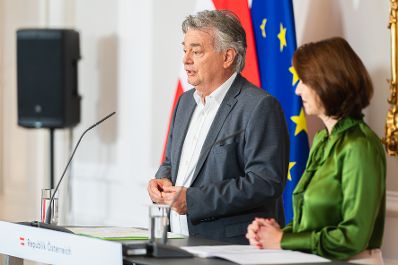 Am 5. Oktober 2023 nehmen Bundesministerin Karoline Edtstadler (r.) und Vizekanzler Werner Kogler (l.) an einer Pressekonferenz zum Informationsfreiheitgesetz teil.