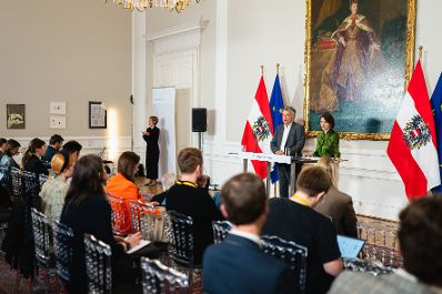 Am 5. Oktober 2023 nehmen Bundesministerin Karoline Edtstadler (r.) und Vizekanzler Werner Kogler (l.) an einer Pressekonferenz zum Informationsfreiheitgesetz teil.