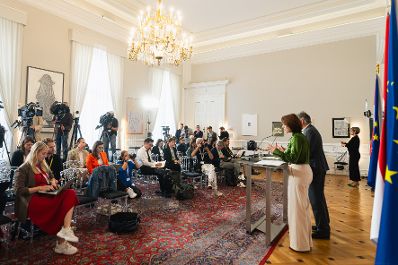 Am 5. Oktober 2023 nehmen Bundesministerin Karoline Edtstadler (l.) und Vizekanzler Werner Kogler (r.) an einer Pressekonferenz zum Informationsfreiheitgesetz teil.