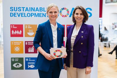 Am 12. Oktober 2023 nahm Bundesministerin Karoline Edtstadler (r.) am SDG Dialogforum 3.0 teil.