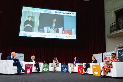 Am 12. Oktober 2023 nahm Bundesministerin Karoline Edtstadler (m.r.) am SDG Dialogforum 3.0 teil. Im Bild mit Bundesministerin Leonore Gewessler (2.v.l.) und Bundesminister Martin Kocher (l.).