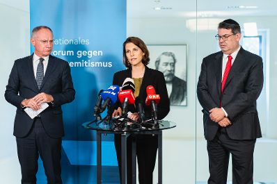 Am 16. Oktober 2023 nahm Bundesministerin Karoline Edtstadler (m.) am Nationalen Forum gegen Antisemitismus teil. Im Bild mit Bundesminister Gerhard Karner (l.) und IKG-Präsident Oskar Deutsch (r.).