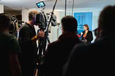 Am 16. Oktober 2023 nahm Bundesministerin Karoline Edtstadler (im Bild) am Nationalen Forum gegen Antisemitismus teil.