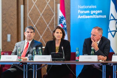 Am 16. Oktober 2023 nahm Bundesministerin Karoline Edtstadler (m.) am Nationalen Forum gegen Antisemitismus teil. Im Bild mit Bundesminister Gerhard Karner (r.) und IKG-Präsident Oskar Deutsch (l.).