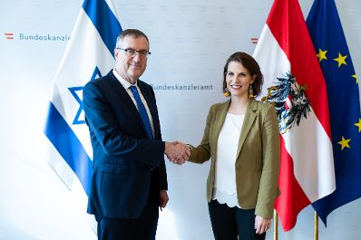 Am 17. Oktober 2023 empfing Bundesministerin Karoline Edtstadler (r.) den israelischen Botschafter, David Roet (l.) zu einem Arbeitsgespräch.