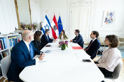 Am 17. Oktober 2023 empfing Bundesministerin Karoline Edtstadler (m.) den israelischen Botschafter, David Roet (3.v.l.) zu einem Arbeitsgespräch.