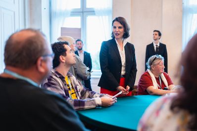 Am 26. Oktober 2023 empfing Bundesministerin Karoline Edtstadler (m.) Besucherinnen und Besucher im Bundeskanzleramt.