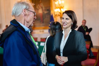 Am 26. Oktober 2023 empfing Bundesministerin Karoline Edtstadler (r.) Besucherinnen und Besucher im Bundeskanzleramt.