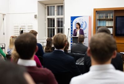 Am 8. November 2023 hielt Bundesministerin Karoline Edtstadler (m.r.) einen Vortrag bei der Jugendorganisation des Akademischen Forums für Außenpolitik.
