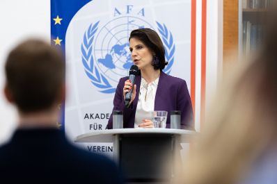 Am 8. November 2023 hielt Bundesministerin Karoline Edtstadler (m.) einen Vortrag bei der Jugendorganisation des Akademischen Forums für Außenpolitik.