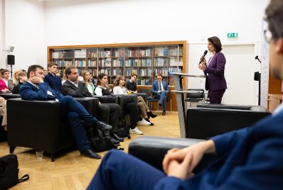 Am 8. November 2023 hielt Bundesministerin Karoline Edtstadler (r.) einen Vortrag bei der Jugendorganisation des Akademischen Forums für Außenpolitik.