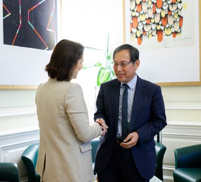 Am 10. November 2023 empfing Bundesministerin Karoline Edtstadler (l.) den Japanischen Botschafter Ryuta Mizuuchi (r.) zu einem Arbeitsgespräch.