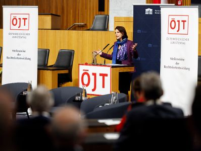 Am 13. November 2023 hielt Bundesministerin Karoline Edtstadler eine Eröffnungsrede bei der Veranstaltung des Österreichischen Juristentages zum Thema Informationsfreiheit.