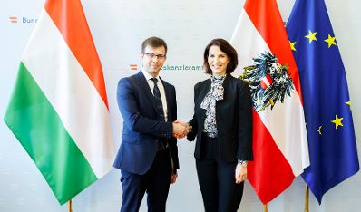 Am 14. November 2023 empfing Bundesministerin Karoline Edtstadler (r.) den Minister für europäische Angelegenheiten von Ungarn, János Bóka (l.), zu einem Arbeitsgespräch im Bundeskanzleramt.