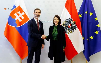 Am 22. November 2023 empfing Bundesministerin Karoline Edtstadler (r.) den slowakischen Außenminister Juraj Blanár (l.) zu einem Arbeitsgespräch.