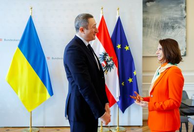 Am 7. Dezember 2023 empfing Bundesministerin Karoline Edtstadler (r.) den Sonderbeauftragter des ukrainischen Präsidenten, Oleksiy Tschernyschow (l.) zu einem Arbeitsgespräch.