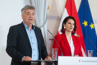 Am 20. Dezember 2023 nahmen Vizekanzler Werner Kogler (l.) und Bundesministerin Karoline Edtstadler (r.) am Doorstep vor dem Ministerrat teil.