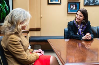 Am 24. Jänner 2024 reiste Bundesministerin Karoline Edtstadler (r.) zu einem mehrtägigen Arbeitsbesuch nach Washington D.C.. Im Bild bei einem Arbeitsgespräch mit Senatorin Marsha Blackburn (l.).