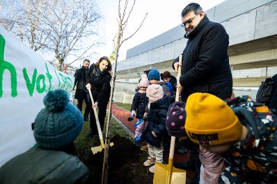 Am 29. Jänner 2024 nahm Bundesministerin Karoline Edtstadler (l.) an einer Baumpflanz-Aktion der IKG an der Zwi Perez Chajes Schule teil.