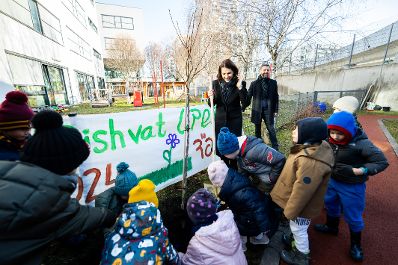 Am 29. Jänner 2024 nahm Bundesministerin Karoline Edtstadler (m.) an einer Baumpflanz-Aktion der IKG an der Zwi Perez Chajes Schule teil.