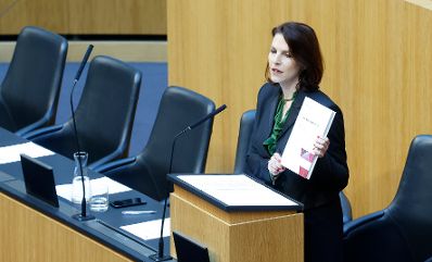 Am 31. Jänner 2024 sprach Bundesministerin Karoline Edtstadler (im Bild) in der Aktuellen Europastunde bei der Nationalratssitzung im Parlament.